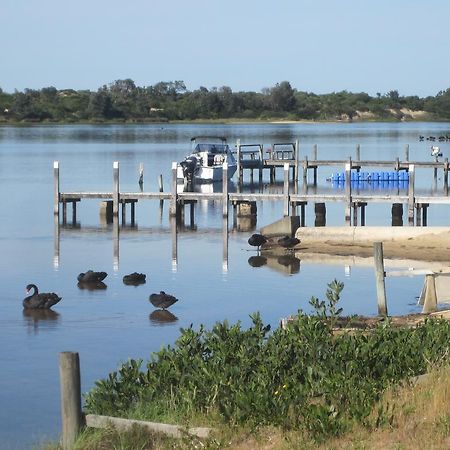 Lakes Entrance Waterfront Cottages With King Beds Экстерьер фото