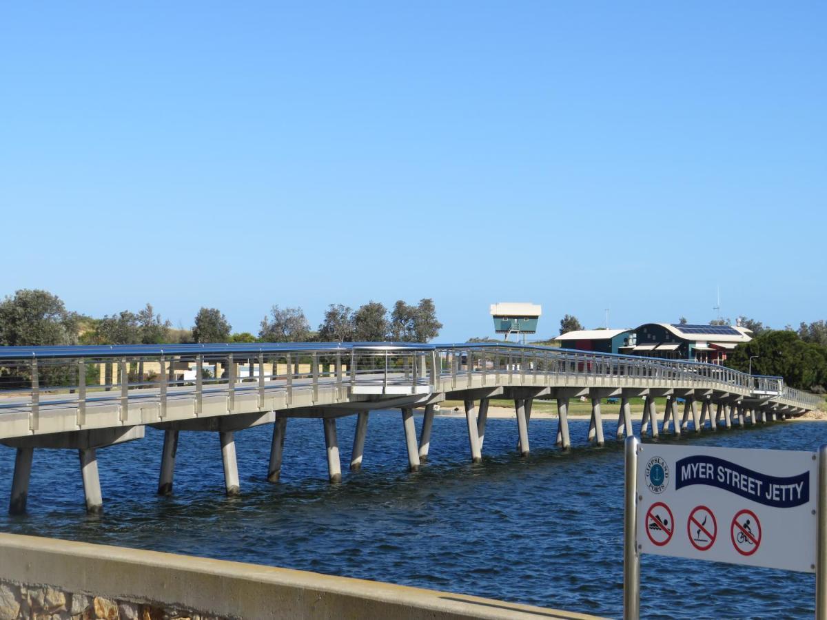 Lakes Entrance Waterfront Cottages With King Beds Экстерьер фото