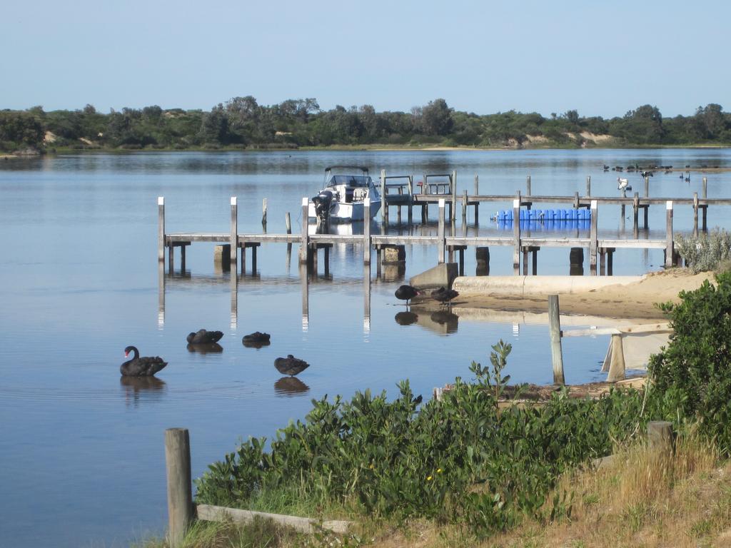 Lakes Entrance Waterfront Cottages With King Beds Экстерьер фото