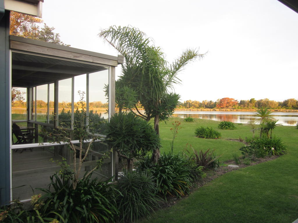 Lakes Entrance Waterfront Cottages With King Beds Экстерьер фото