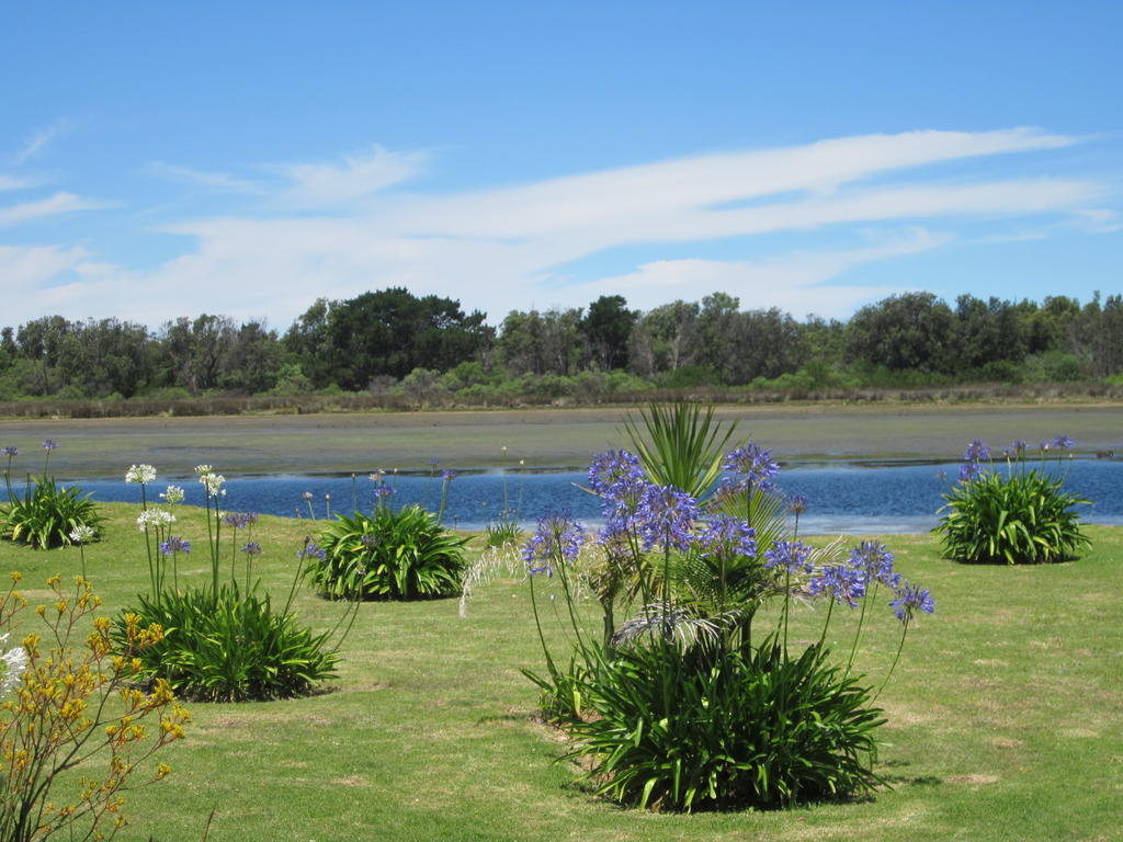 Lakes Entrance Waterfront Cottages With King Beds Экстерьер фото