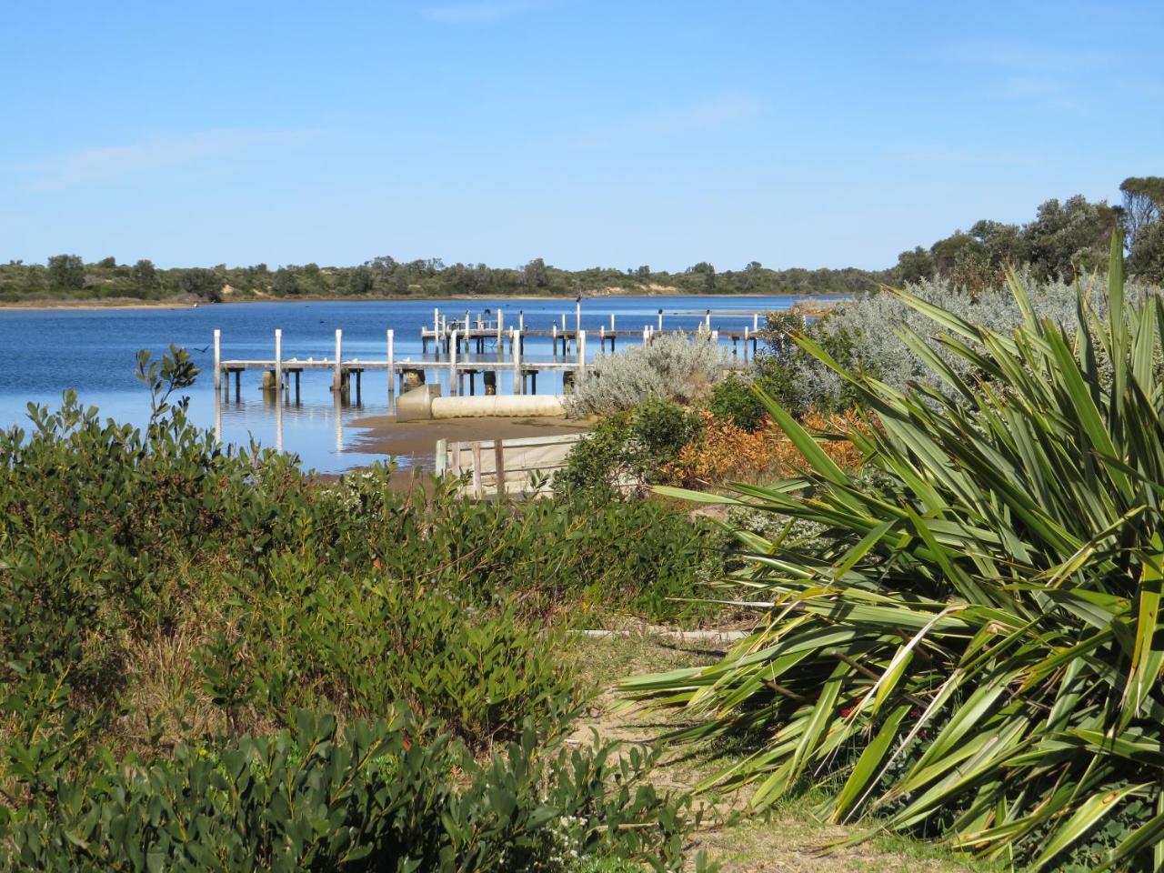 Lakes Entrance Waterfront Cottages With King Beds Экстерьер фото