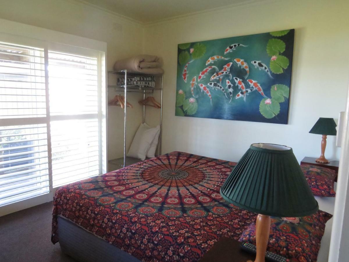 Lakes Entrance Waterfront Cottages With King Beds Экстерьер фото